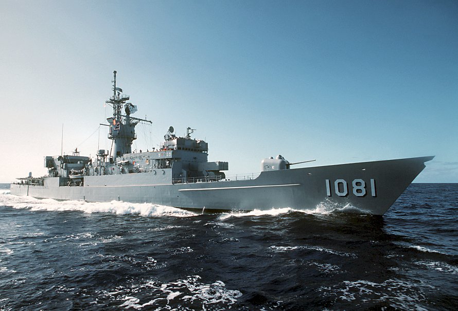 USS Aylwin FF-1081 underway